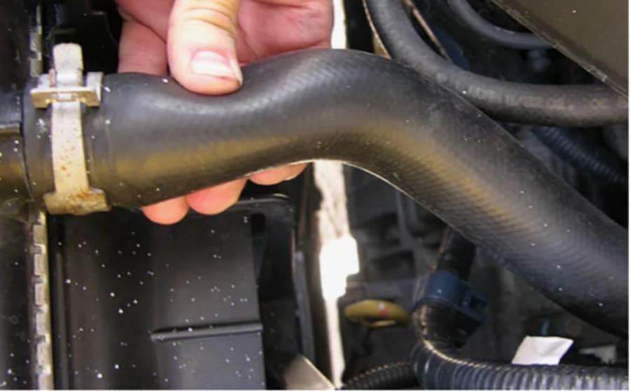 Где чаще всего возникают микротрещины в патрубках